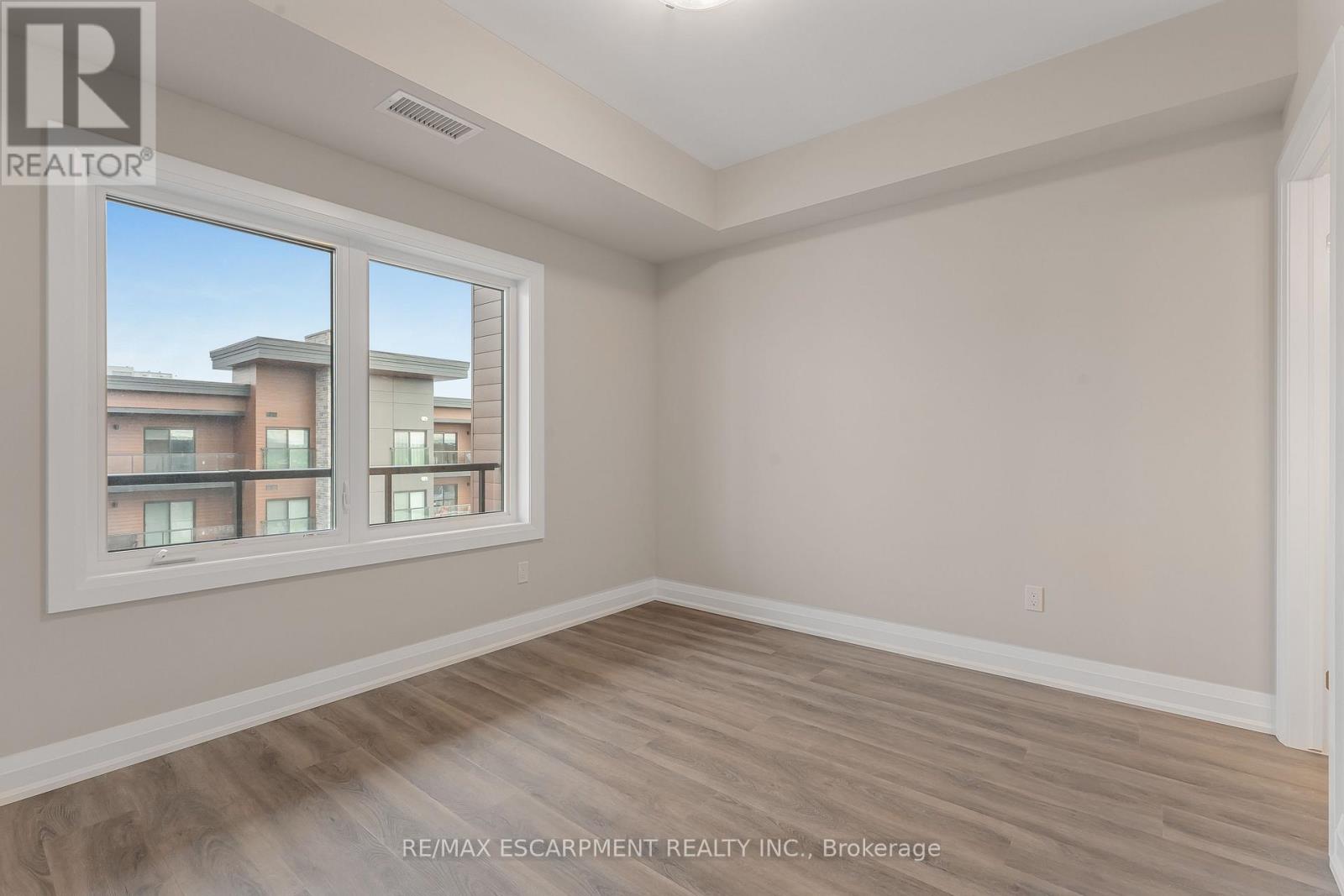 403 - 118 Summersides Boulevard, Pelham, Ontario  L0E 1E1 - Photo 3 - X12365377