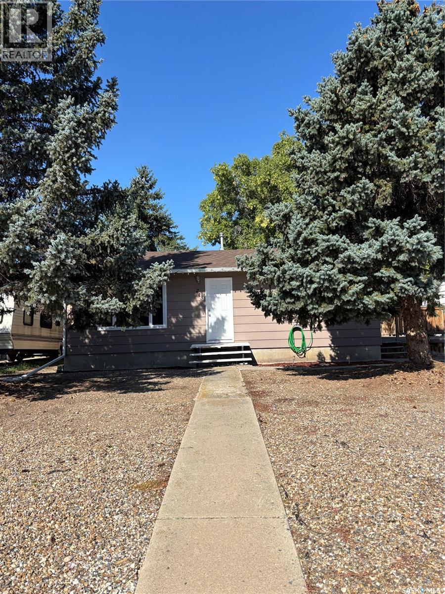 213 Griffin Street, Maple Creek, Saskatchewan  S0N 1N0 - Photo 2 - SK016679