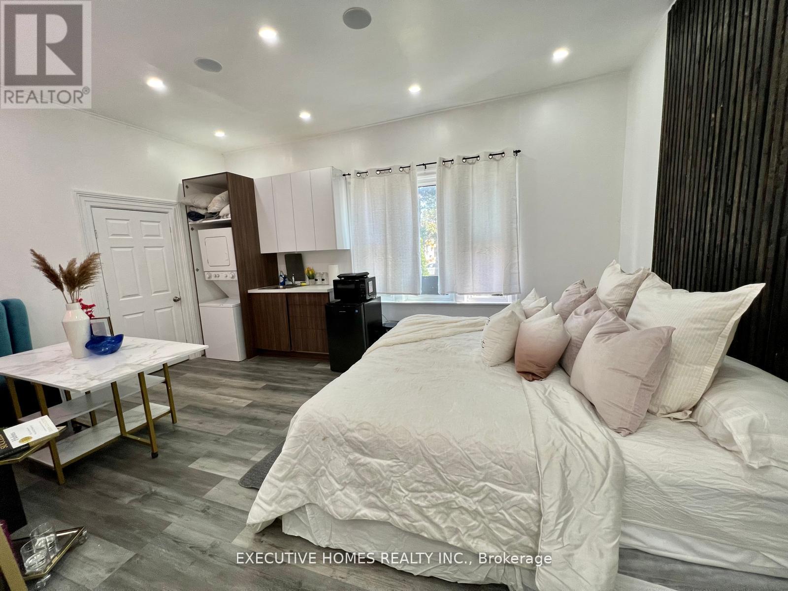 650 Oxford Street E, London East, Ontario N5X 3J4 - Photo 2 - X12365501