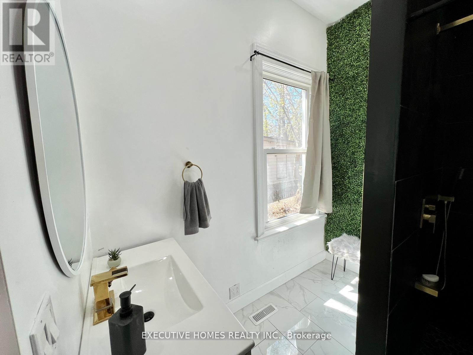 650 Oxford Street E, London East, Ontario N5X 3J4 - Photo 7 - X12365501