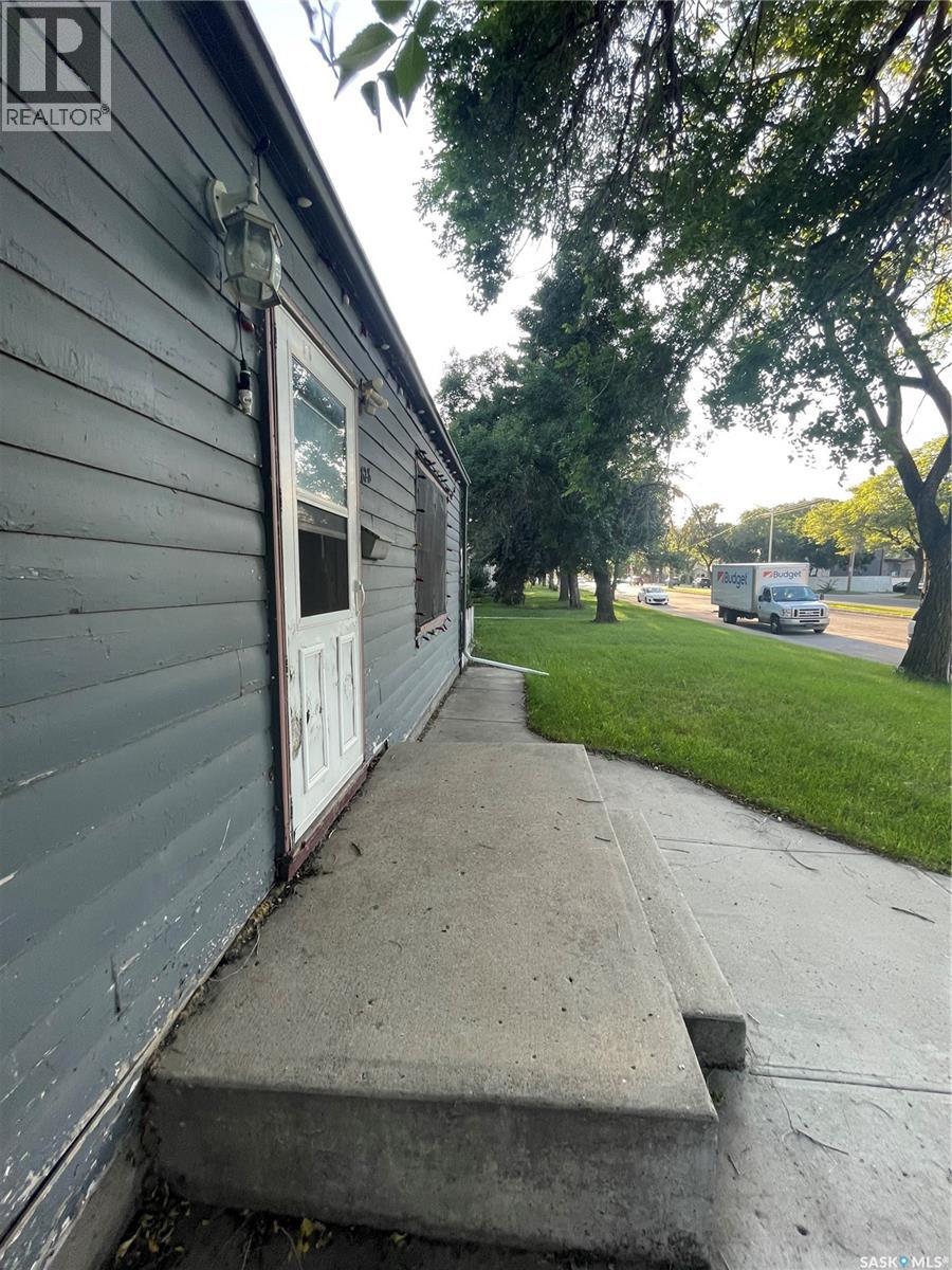 828 8th Street E, Saskatoon, Saskatchewan  S7H 0R6 - Photo 3 - SK016701