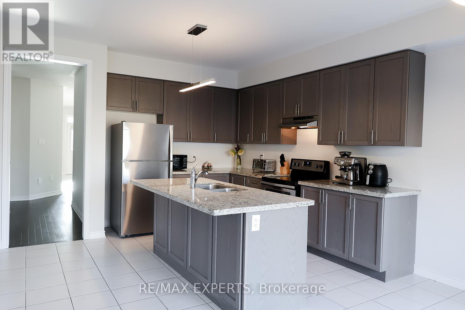 1426 Farrow Crescent, Innisfil, Ontario  L9S 0L6 - Photo 11 - N12362429