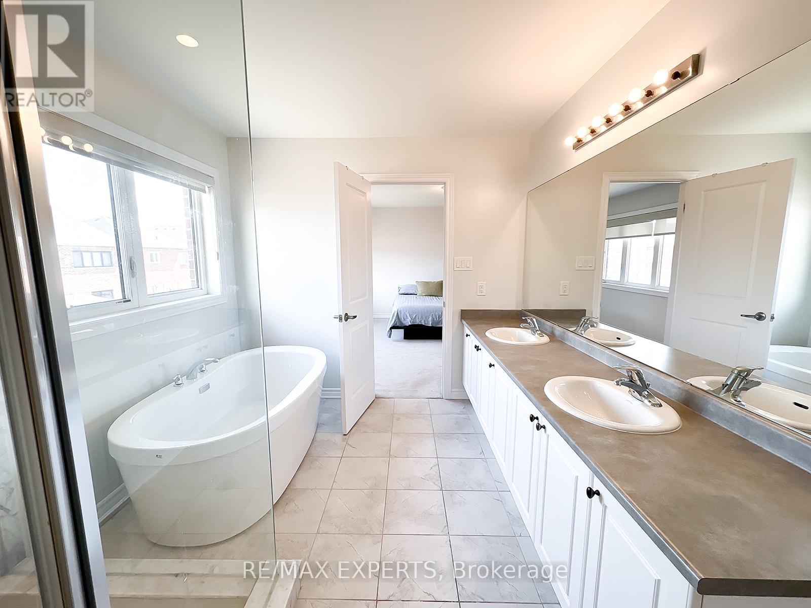 1426 Farrow Crescent, Innisfil, Ontario  L9S 0L6 - Photo 31 - N12362429