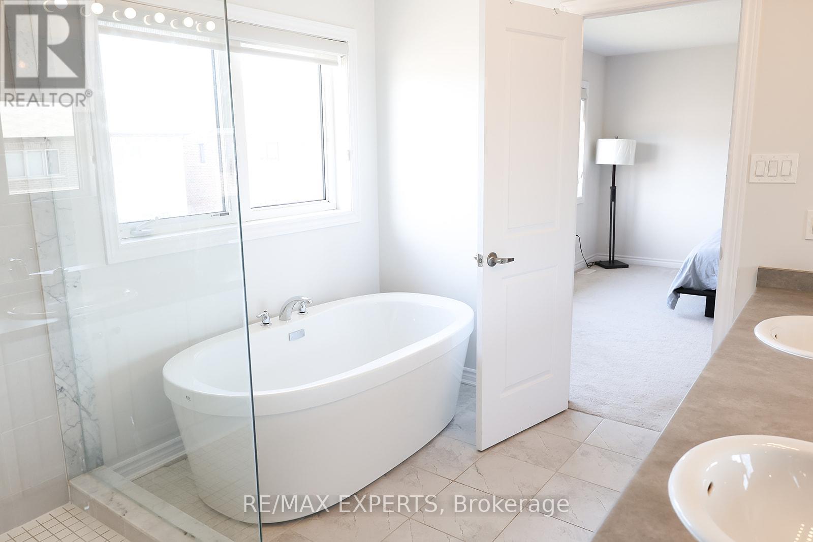 1426 Farrow Crescent, Innisfil, Ontario  L9S 0L6 - Photo 33 - N12362429