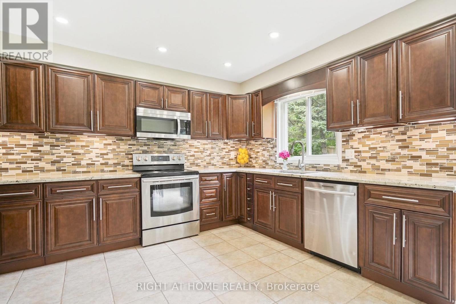 309 Amberly Boulevard, Hamilton, Ontario  L9G 4B6 - Photo 7 - X12299052