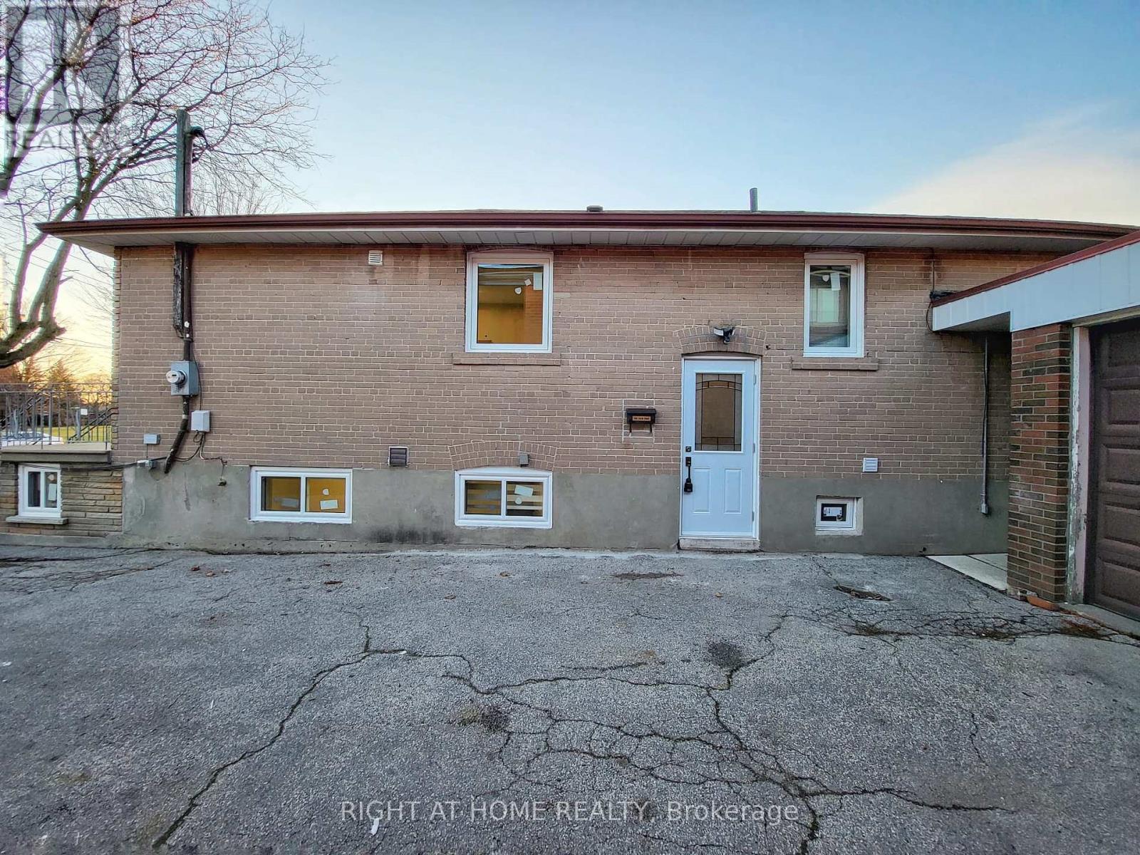 472 Ellerslie Avenue, Toronto, Ontario  M2R 1C4 - Photo 2 - C12365640