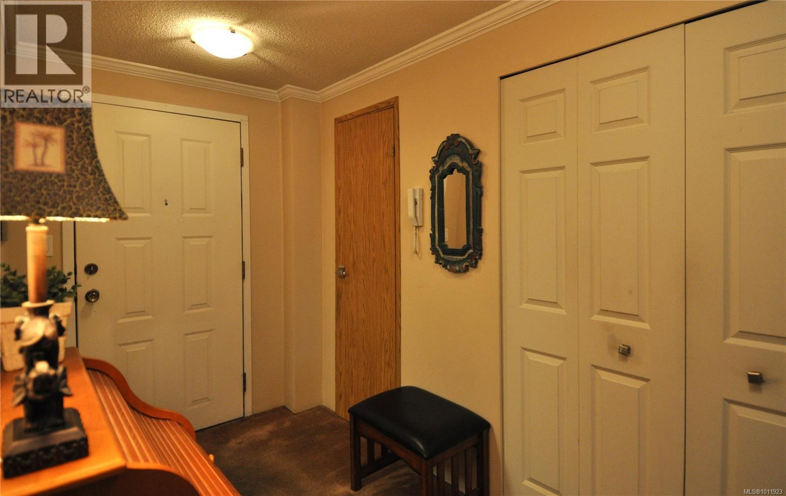 303 1068 Tolmie Ave, Saanich, British Columbia  V8X 4T4 - Photo 4 - 1011923