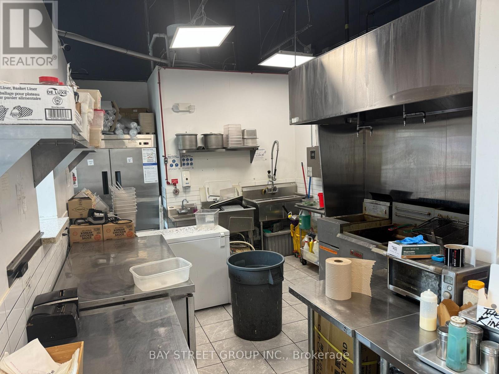 561 Curran Place, Mississauga, Ontario  L5B 0K2 - Photo 3 - W12365692