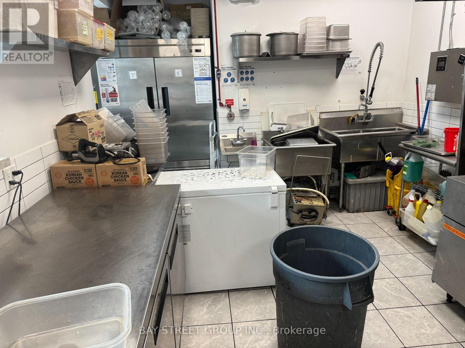 561 Curran Place, Mississauga, Ontario  L5B 0K2 - Photo 6 - W12365692