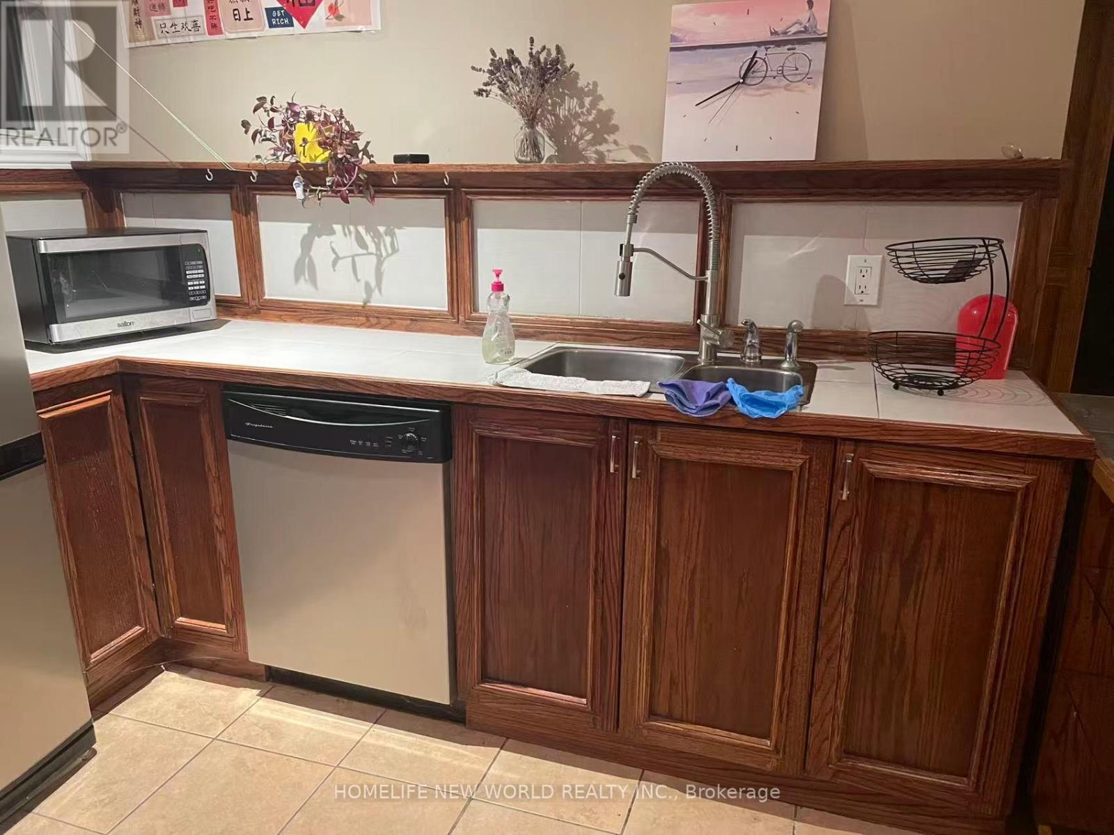 48 Sandbanks Drive, Richmond Hill, Ontario  L4E 4K7 - Photo 3 - N12365749