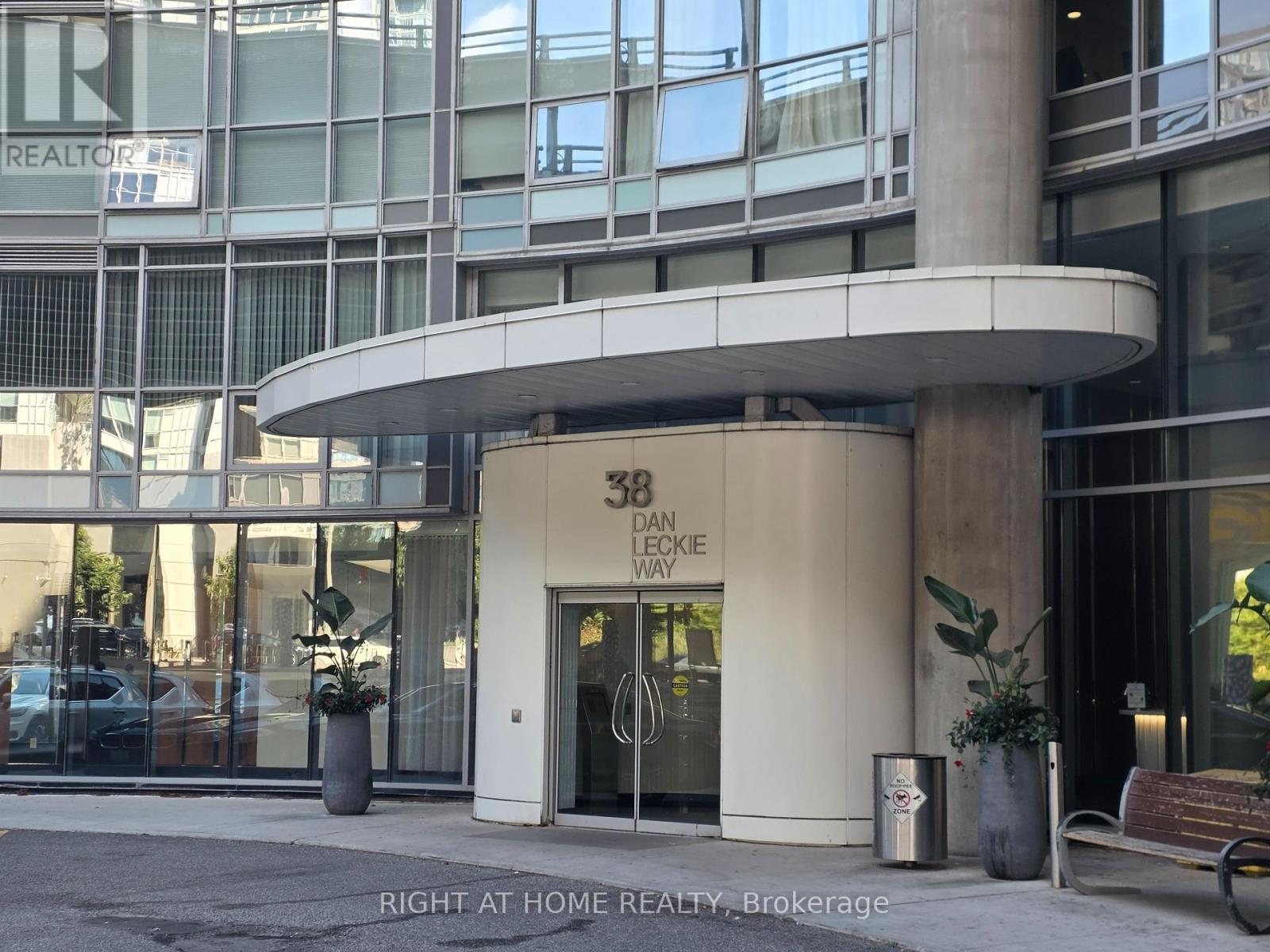 202 - 38 Dan Leckie Way, Toronto (Waterfront Communities), Ontario  M5V 2V6 - Photo 2 - C12365145