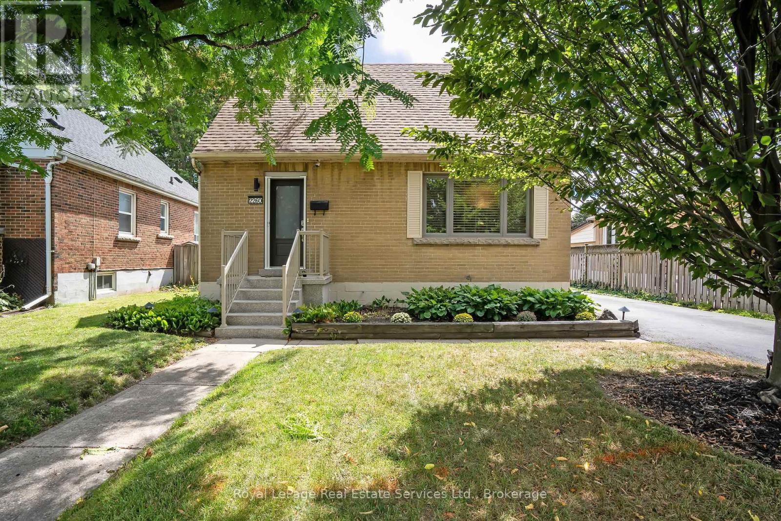 2260 New Street, Burlington, Ontario  L7R 1J3 - Photo 1 - W12365900