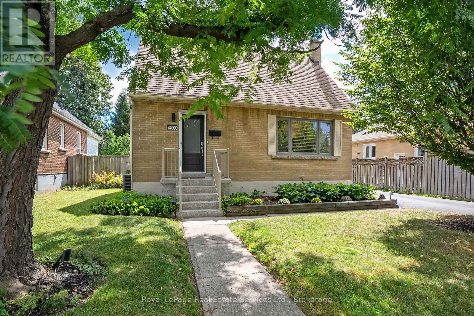 2260 New Street, Burlington, Ontario  L7R 1J3 - Photo 2 - W12365900