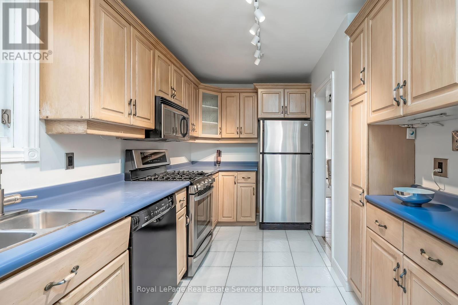 2260 New Street, Burlington, Ontario  L7R 1J3 - Photo 6 - W12365900