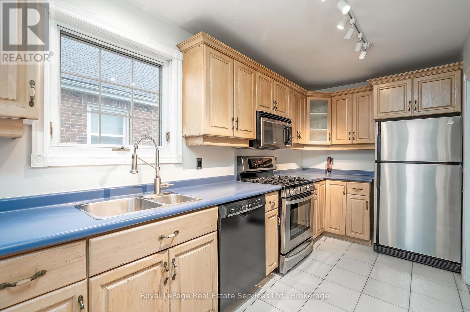 2260 New Street, Burlington, Ontario  L7R 1J3 - Photo 7 - W12365900