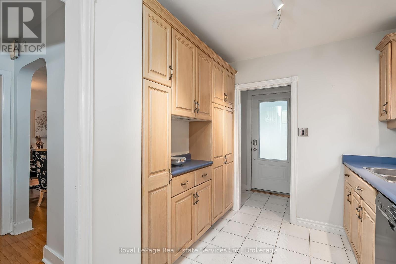 2260 New Street, Burlington, Ontario  L7R 1J3 - Photo 8 - W12365900