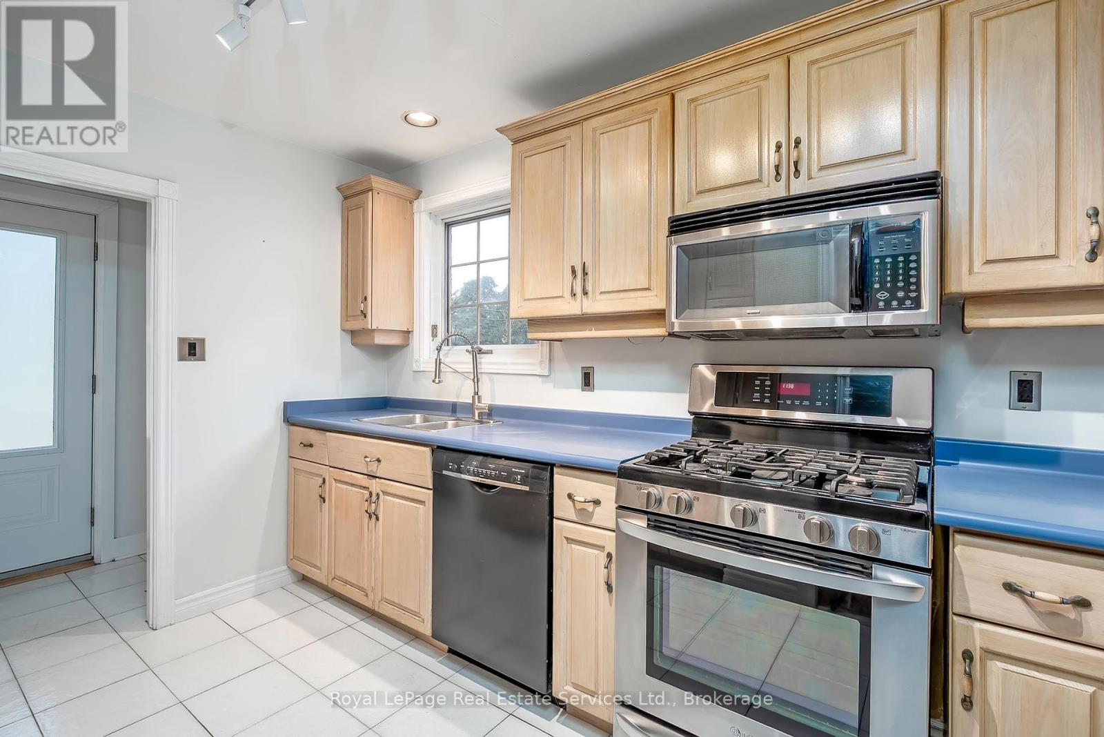 2260 New Street, Burlington, Ontario  L7R 1J3 - Photo 9 - W12365900