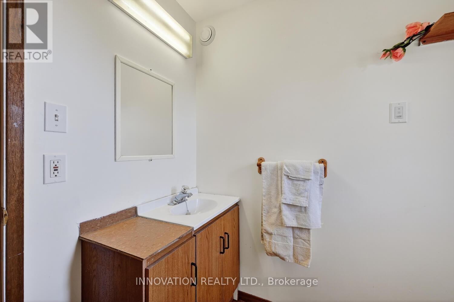 15890 Dixon Road, South Stormont, Ontario  K0C 1R0 - Photo 17 - X12365917