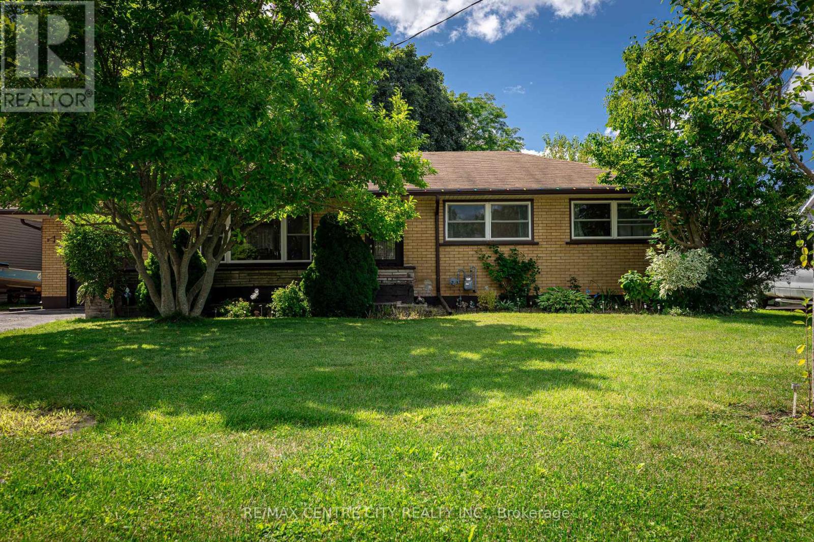 241 Forest Avenue, St. Thomas, Ontario  N5R 2K5 - Photo 2 - X12365928