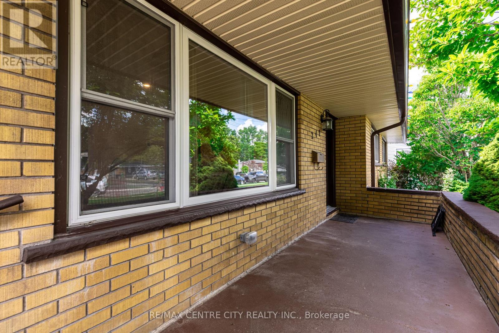 241 Forest Avenue, St. Thomas, Ontario  N5R 2K5 - Photo 4 - X12365928