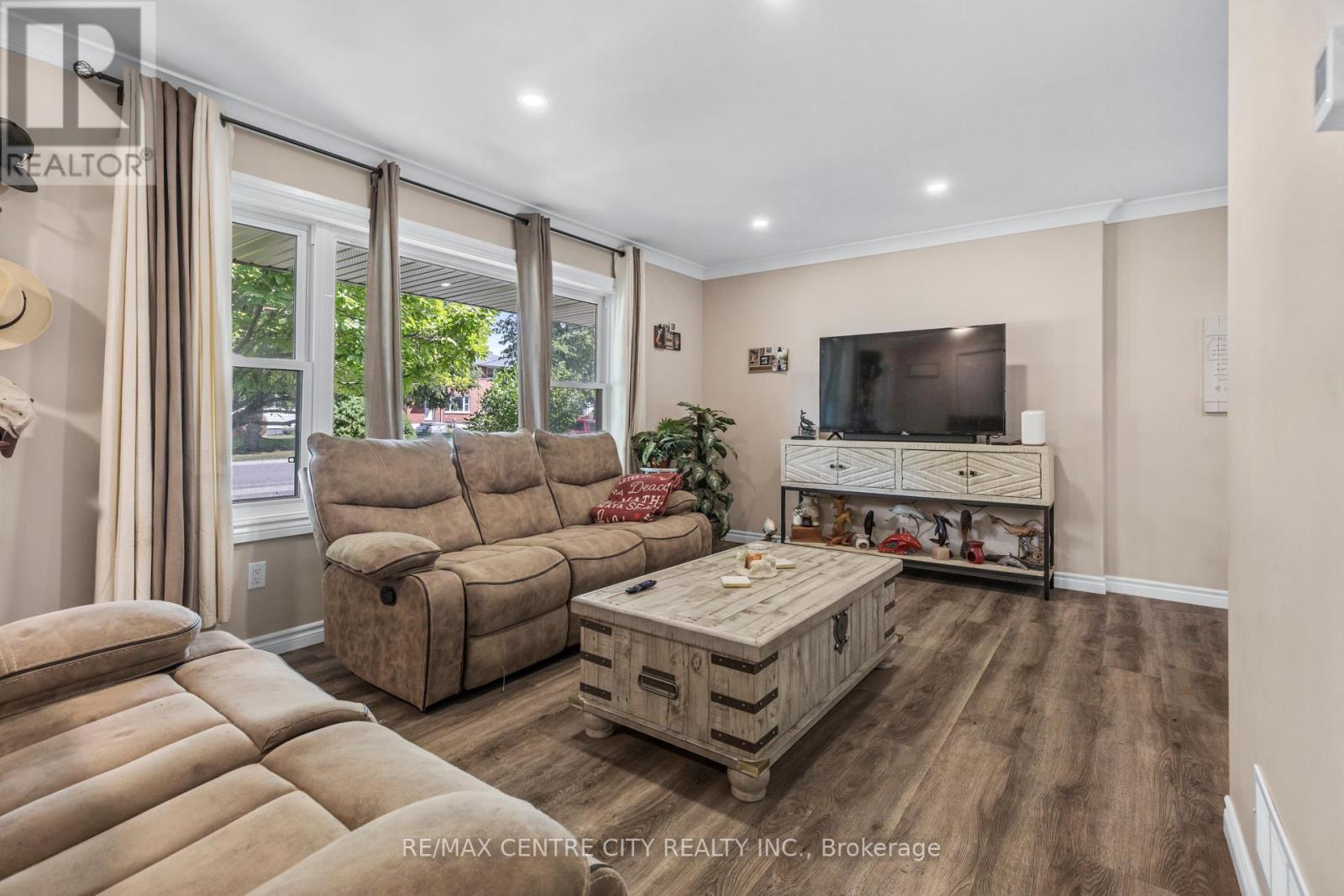 241 Forest Avenue, St. Thomas, Ontario  N5R 2K5 - Photo 5 - X12365928