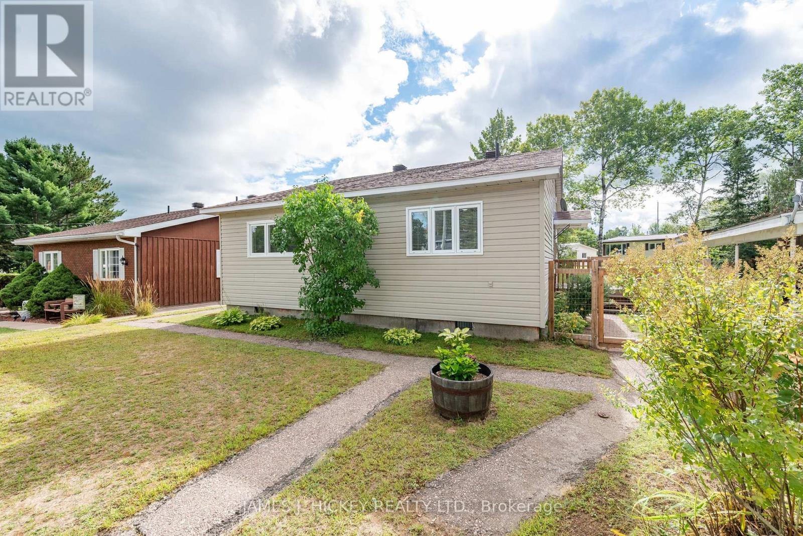 100 Maple Street, Deep River, Ontario  K0J 1P0 - Photo 31 - X12365943