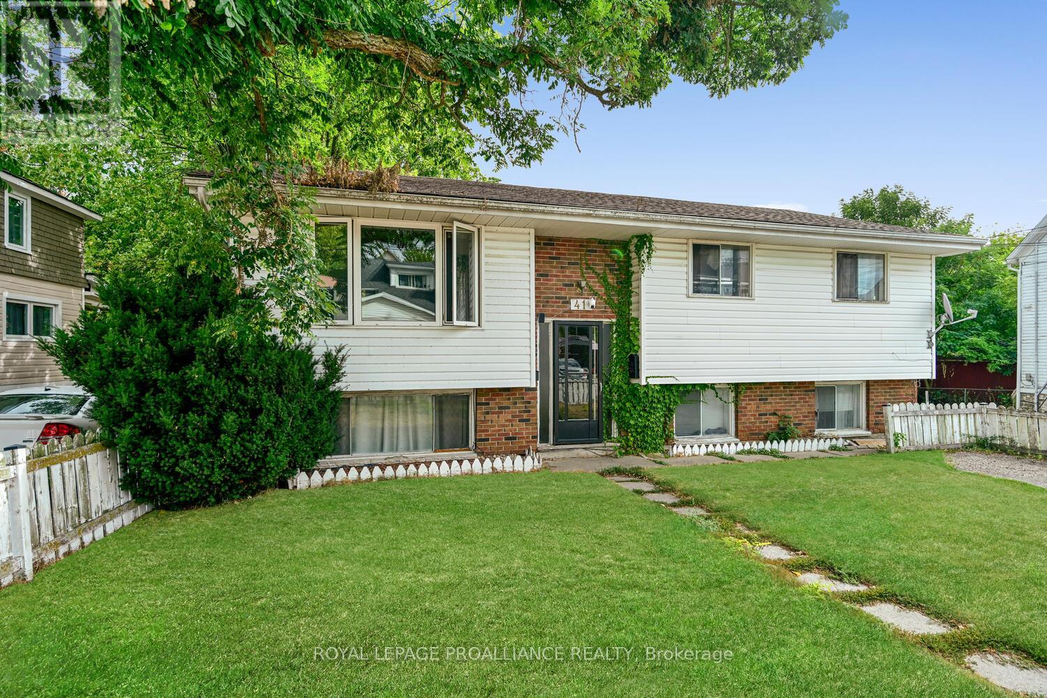 41 Bartholomew Street, Brockville, Ontario  K6V 2R5 - Photo 4 - X12360791