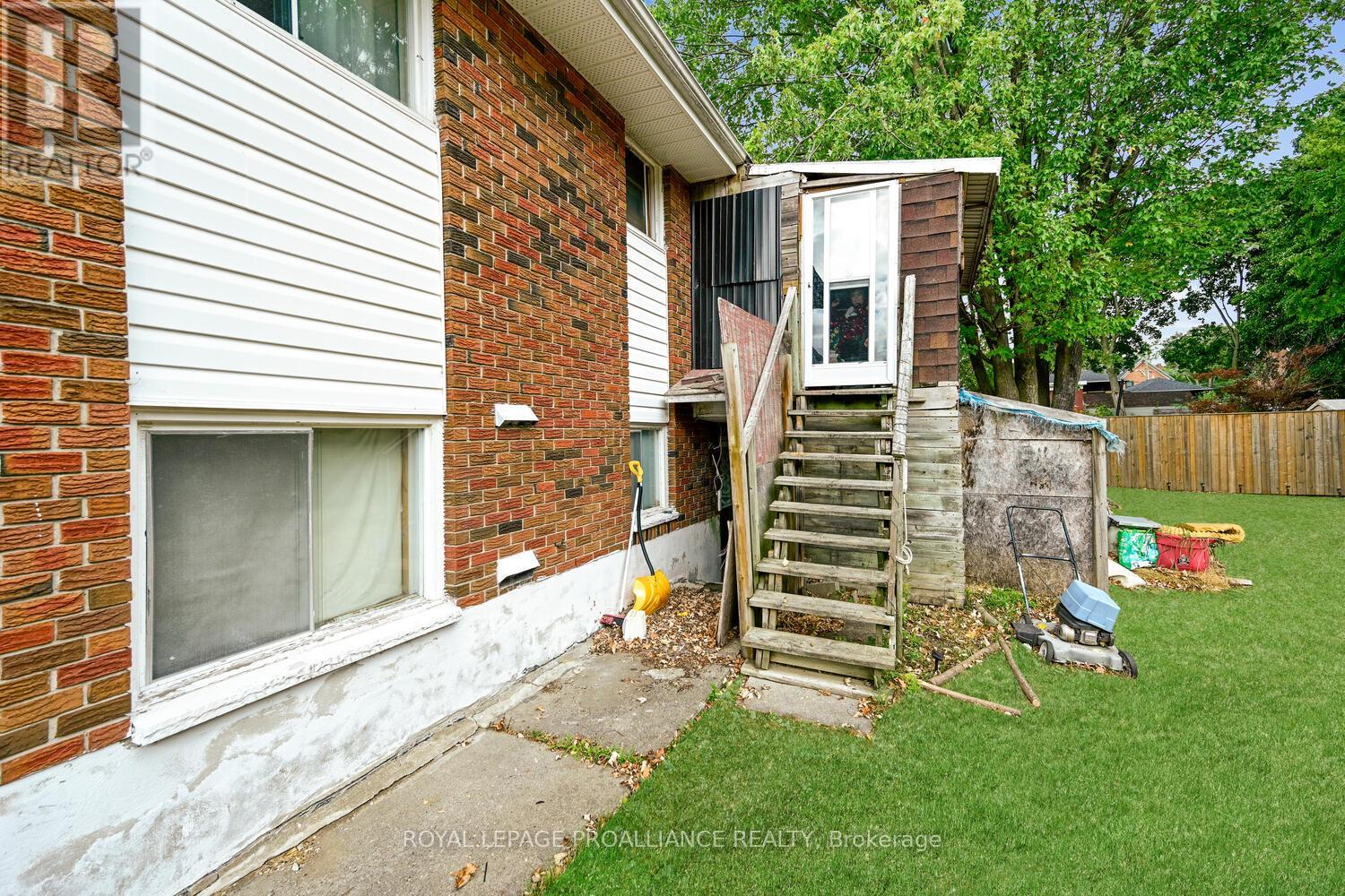 41 Bartholomew Street, Brockville, Ontario  K6V 2R5 - Photo 9 - X12360791