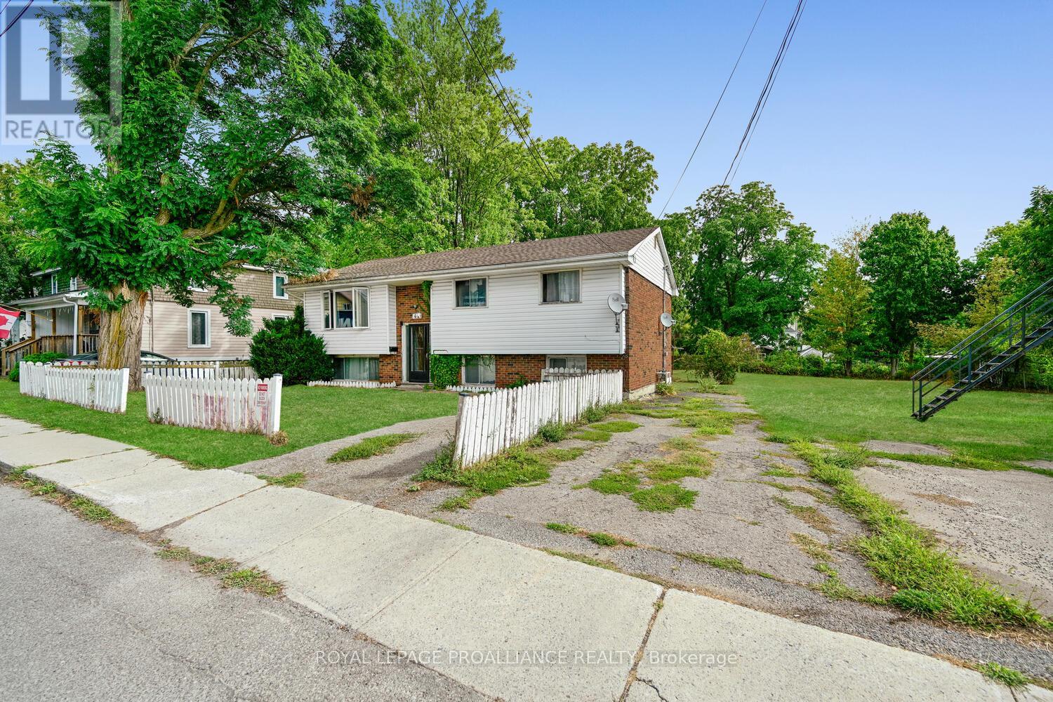 41 Bartholomew Street, Brockville, Ontario  K6V 2R5 - Photo 6 - X12360791