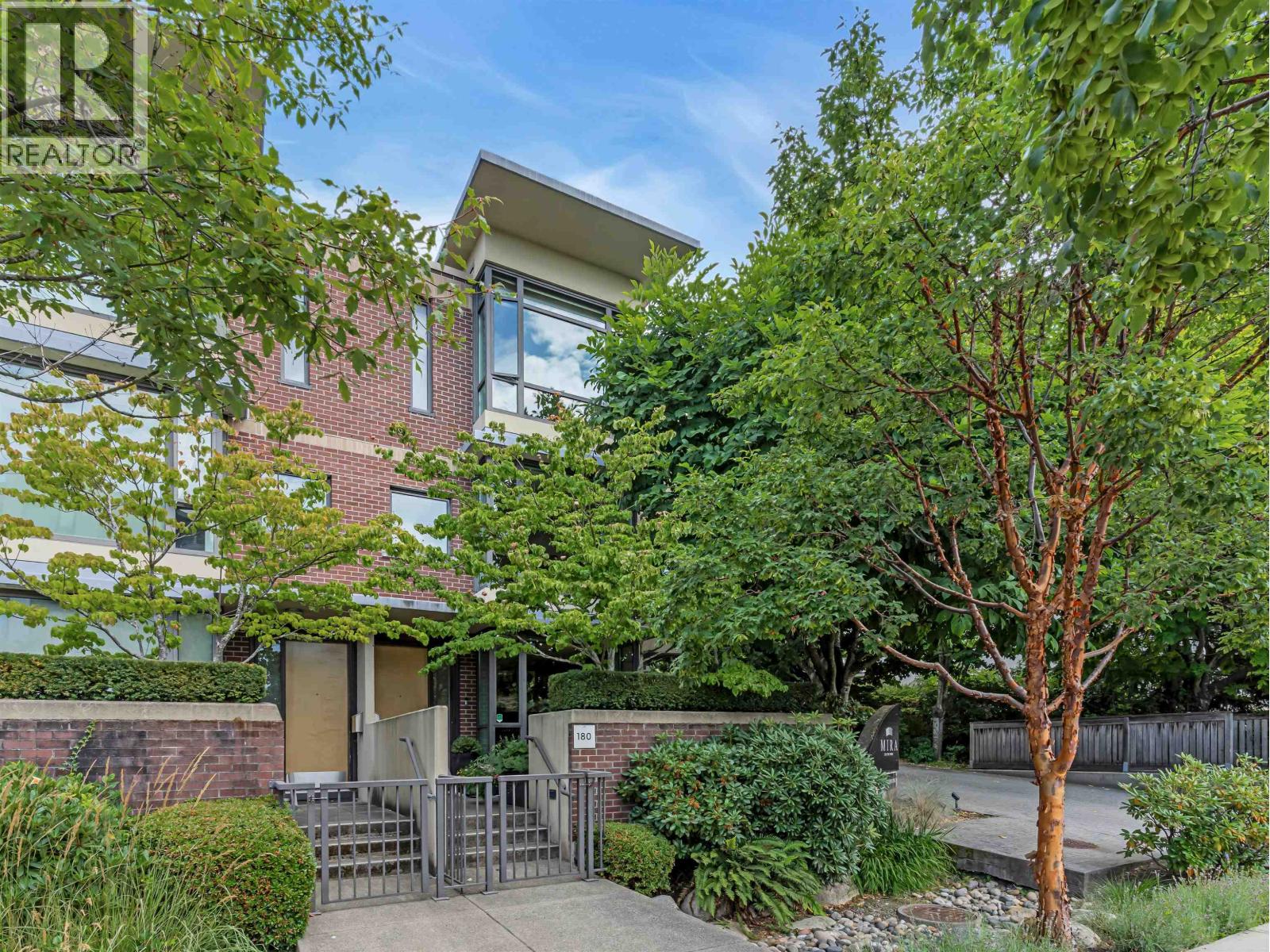 180 W 6th Street, North Vancouver, British Columbia  V7M 2M2 - Photo 2 - R3040798