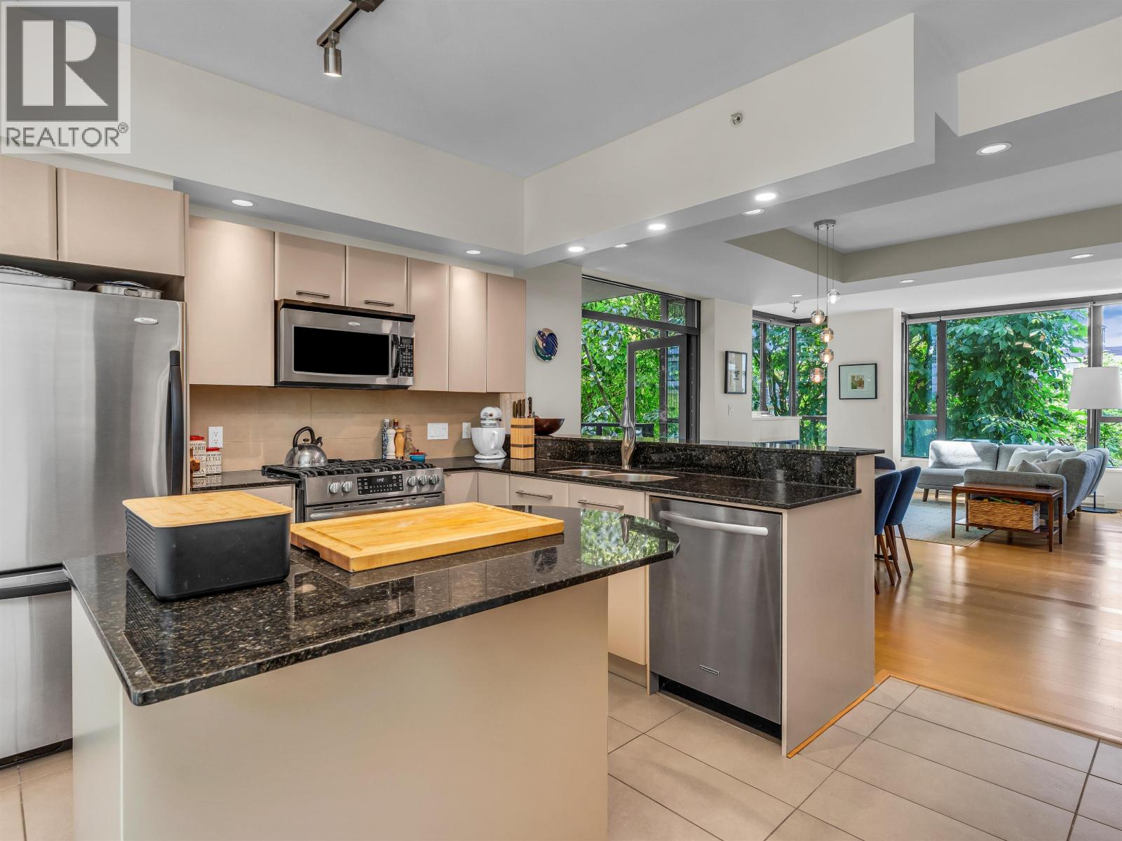 180 W 6th Street, North Vancouver, British Columbia  V7M 2M2 - Photo 8 - R3040798