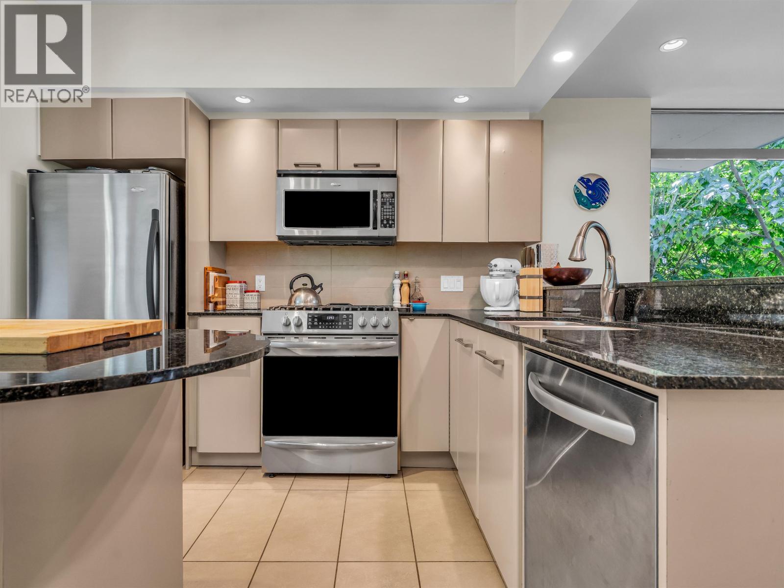 180 W 6th Street, North Vancouver, British Columbia  V7M 2M2 - Photo 9 - R3040798
