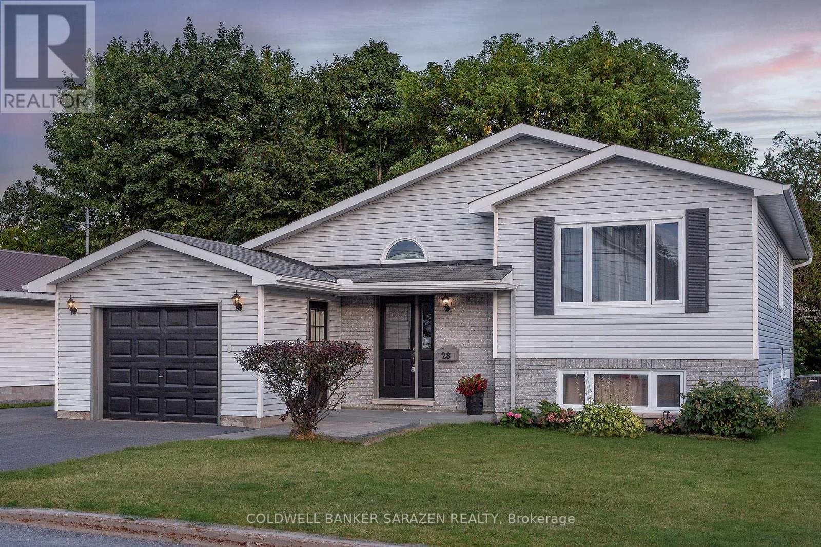 28 Landrigan Street, Arnprior, Ontario  K7S 2S6 - Photo 2 - X12366005