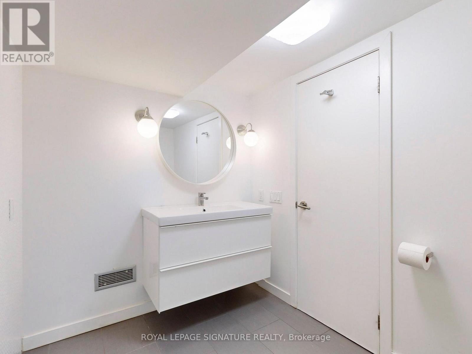 911 Davenport Road, Toronto, Ontario M6G 2B7 - Photo 39 - C12365990