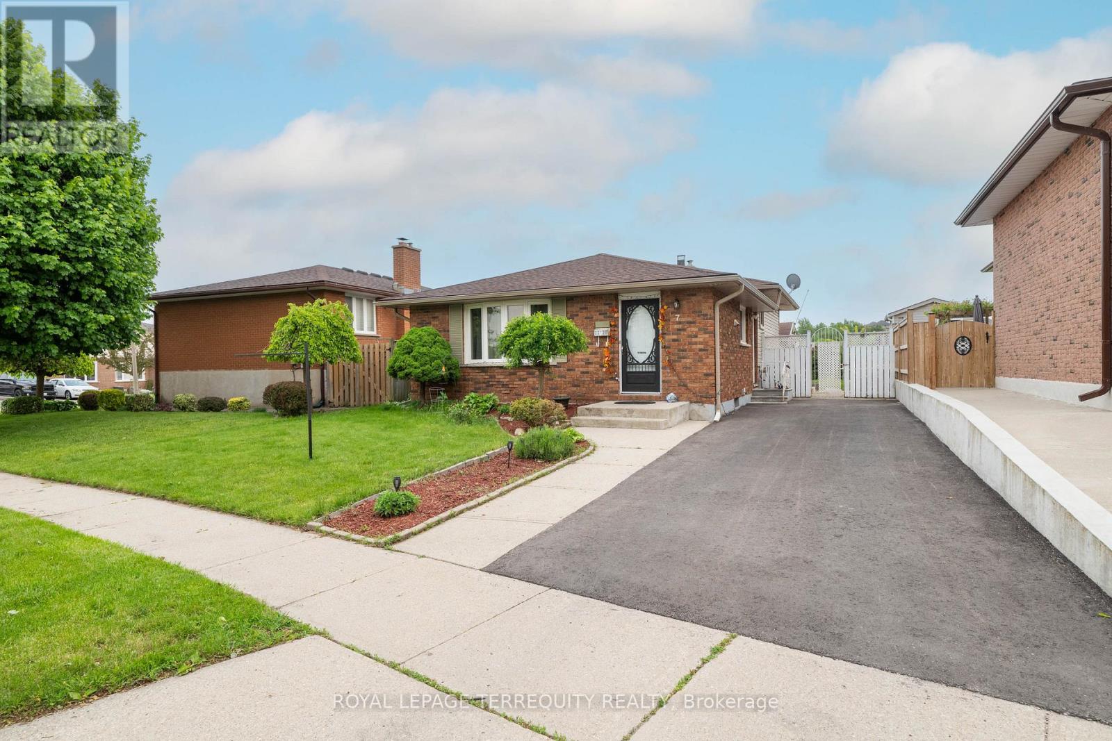 7 Anderson Drive, Cambridge, Ontario  N1R 6E6 - Photo 1 - X12365981