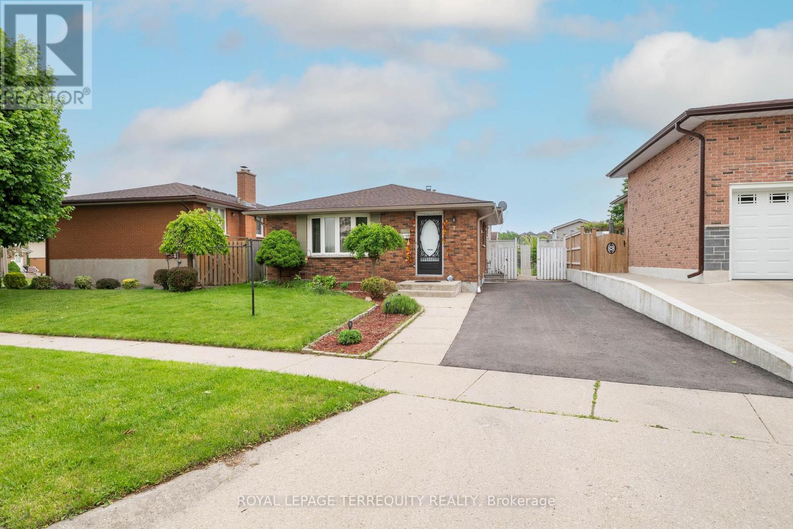 7 Anderson Drive, Cambridge, Ontario  N1R 6E6 - Photo 2 - X12365981
