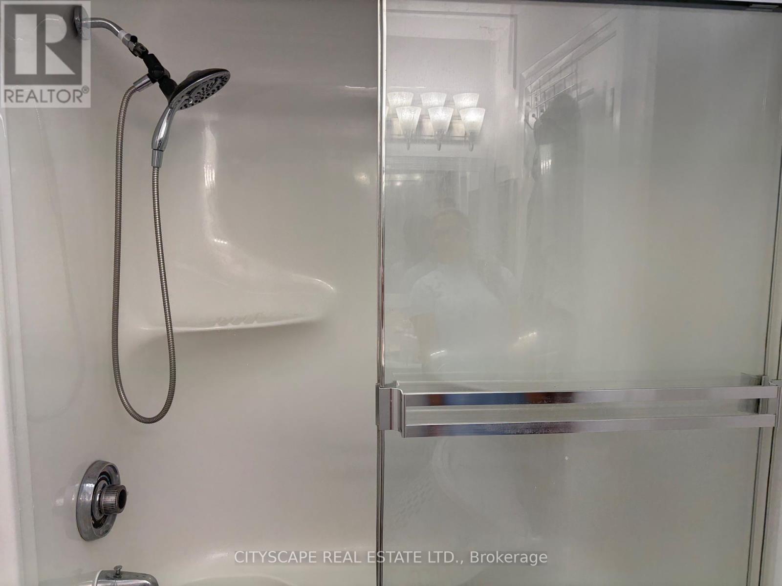 Upper Unit Only - 14 Guest Street, Brampton, Ontario  L6W 1T8 - Photo 13 - W12366028