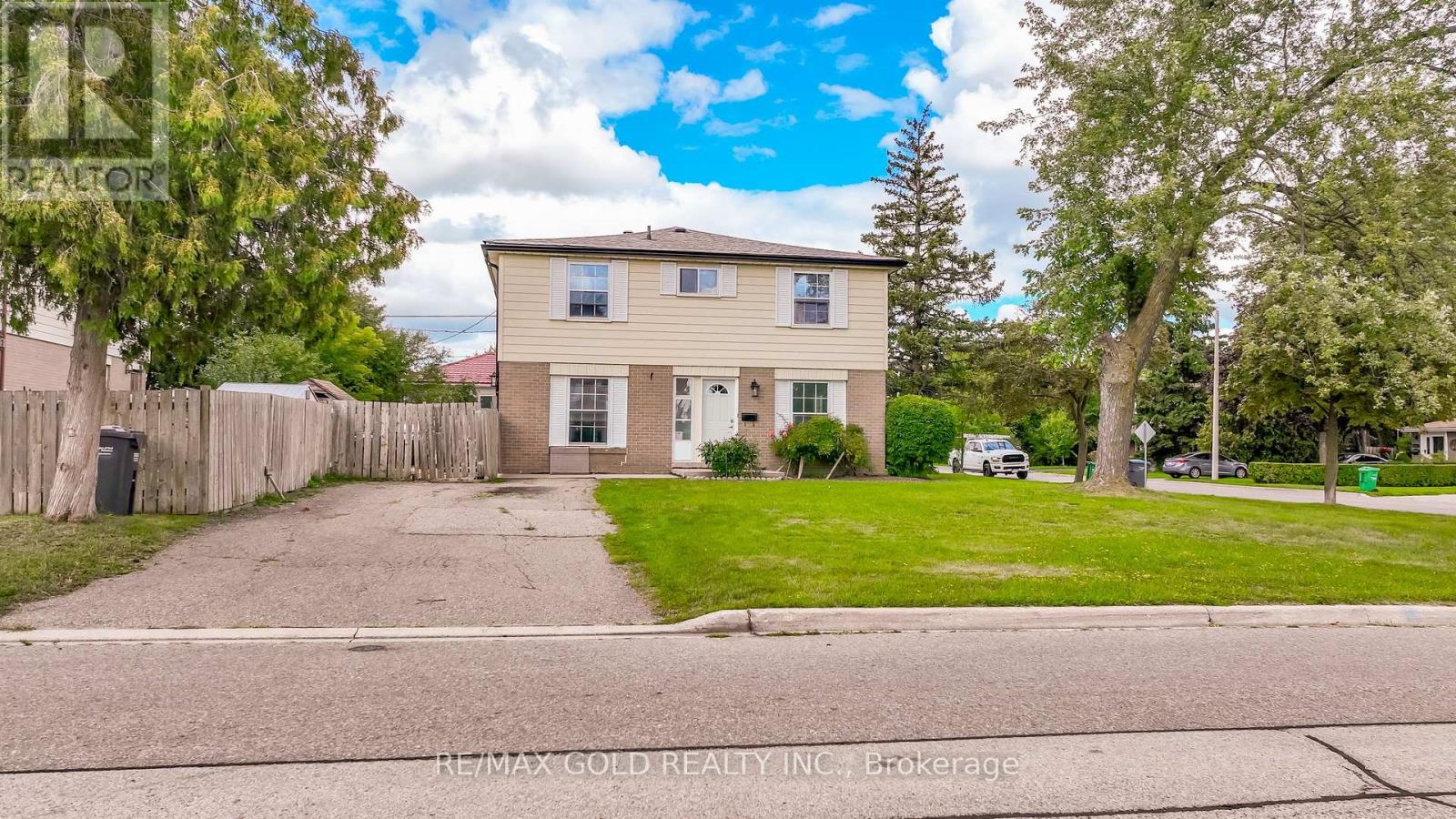66 Danesbury Crescent, Brampton, Ontario  L6T 1T3 - Photo 3 - W12366080