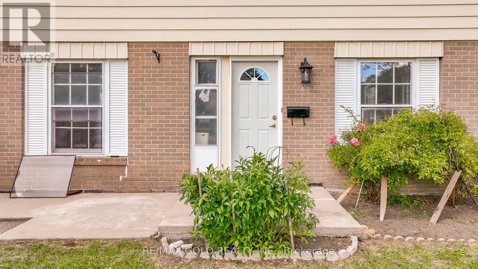 66 Danesbury Crescent, Brampton, Ontario  L6T 1T3 - Photo 6 - W12366080