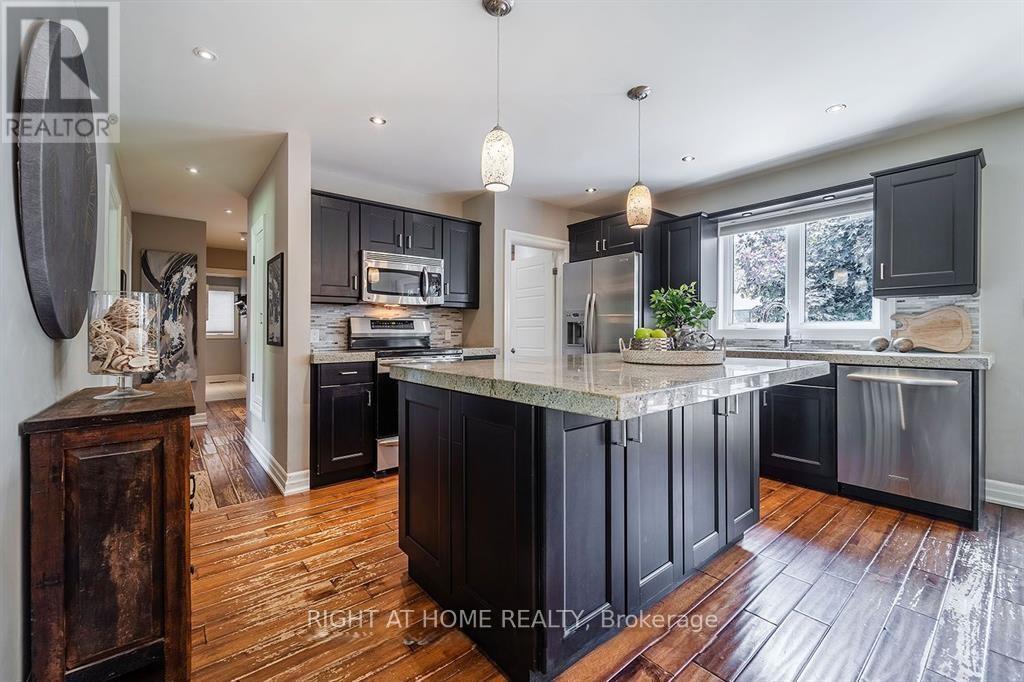 454 Seabourne Drive, Oakville, Ontario  L6L 4G2 - Photo 5 - W12364176