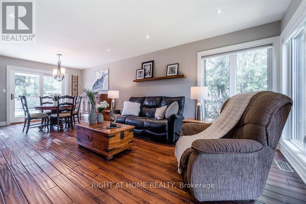 454 Seabourne Drive, Oakville, Ontario  L6L 4G2 - Photo 3 - W12364176