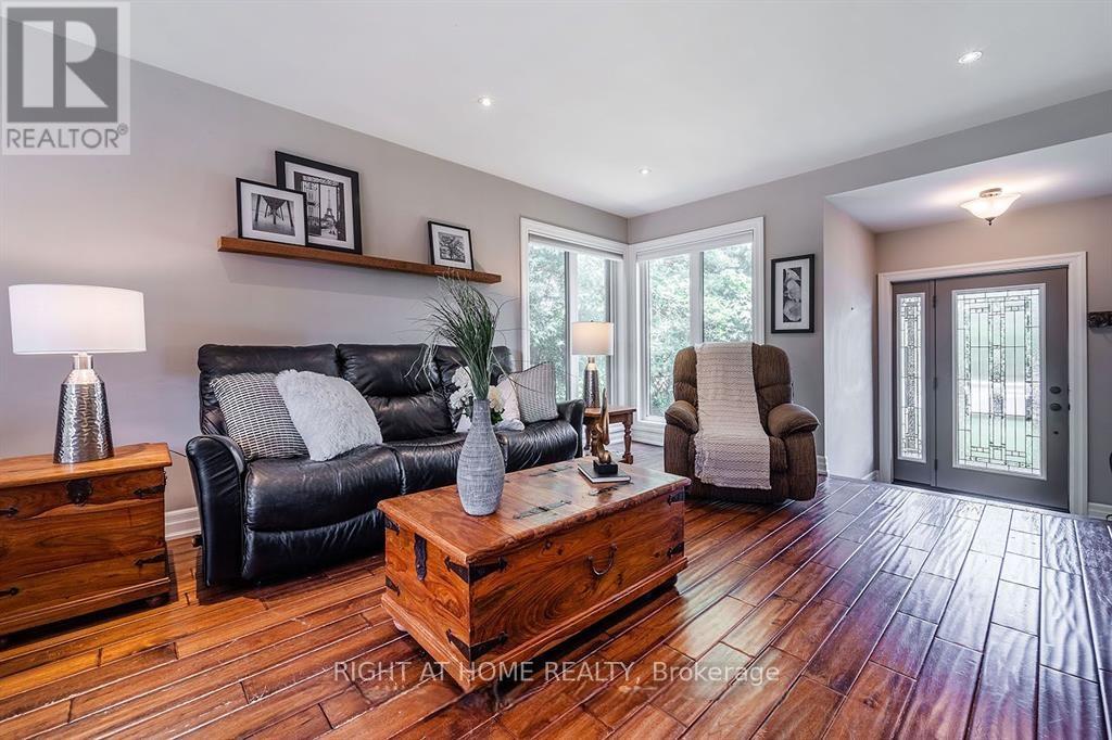 454 Seabourne Drive, Oakville, Ontario  L6L 4G2 - Photo 4 - W12364176