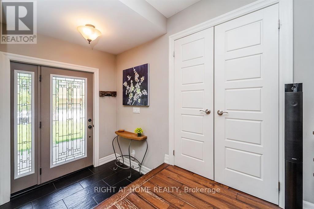 454 Seabourne Drive, Oakville, Ontario  L6L 4G2 - Photo 2 - W12364176