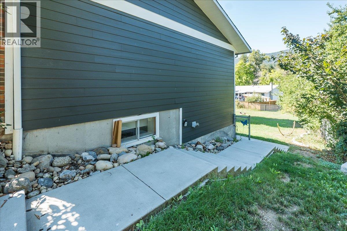 1916 Riverside Crescent, Castlegar, British Columbia  V1N 3W6 - Photo 23 - 10360683