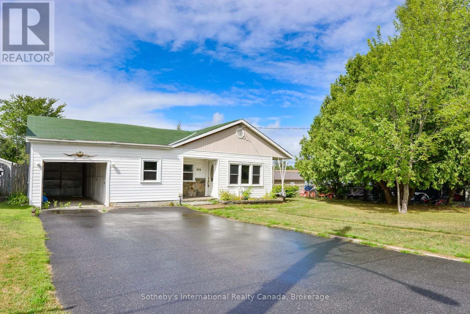 255 Clarence Street, Gravenhurst, Ontario  P1P 1K6 - Photo 2 - X12366273
