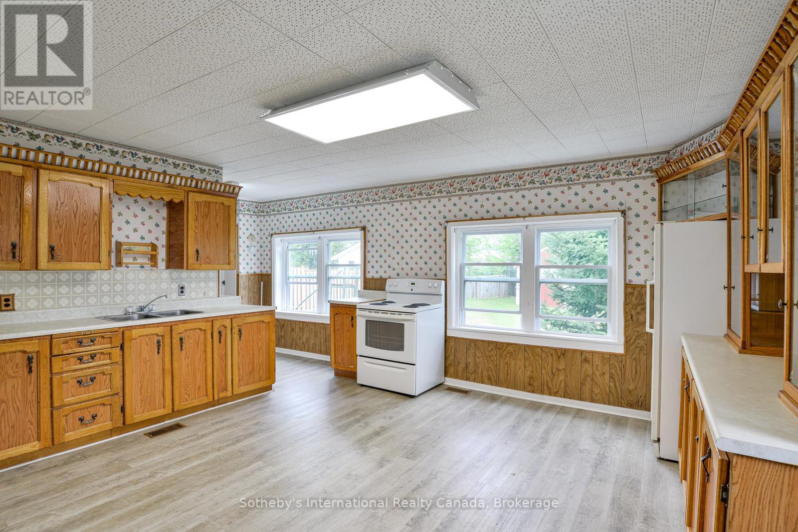 255 Clarence Street, Gravenhurst, Ontario  P1P 1K6 - Photo 7 - X12366273