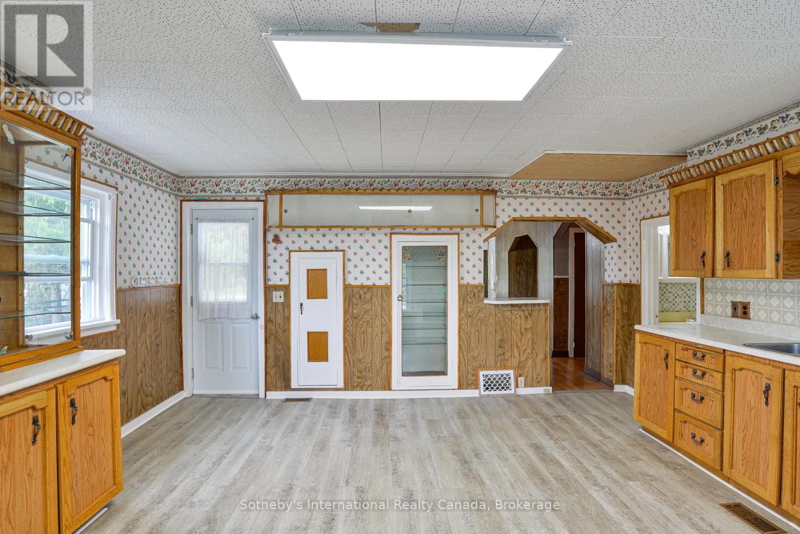 255 Clarence Street, Gravenhurst, Ontario  P1P 1K6 - Photo 8 - X12366273