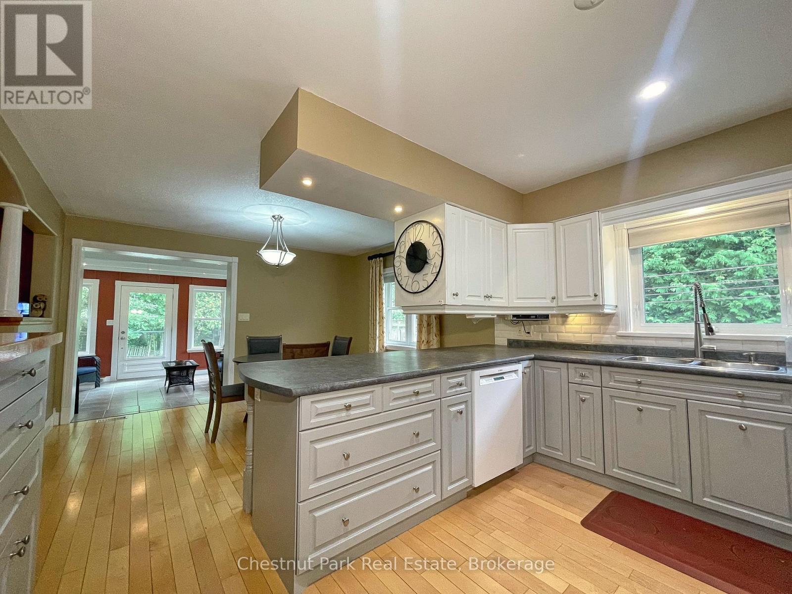 171 Beattie Street, Owen Sound, Ontario  N4K 6X3 - Photo 7 - X12366362