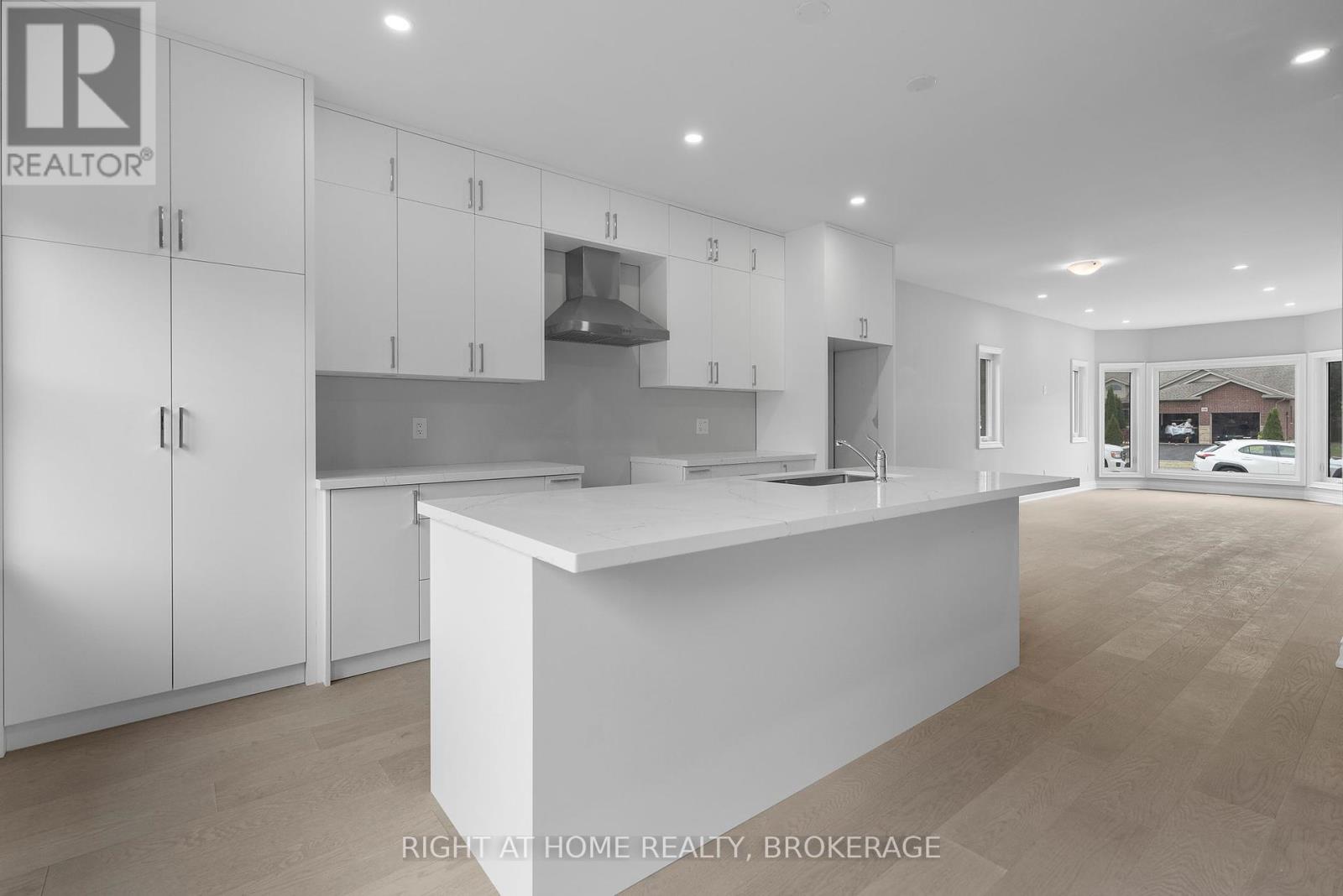 201 Hetram Court, Fort Erie, Ontario  L0S 1B0 - Photo 10 - X12366316