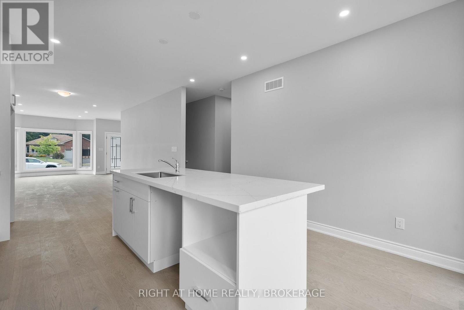 201 Hetram Court, Fort Erie, Ontario  L0S 1B0 - Photo 11 - X12366316